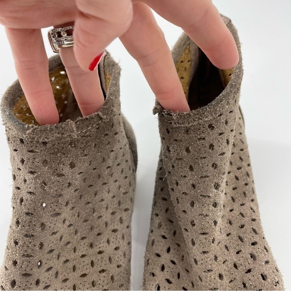 Lucky Brand Suede Bergyn Laser Cut Taupe Ankle Boot 6M Almond Toe Stacked Heel - Picture 10 of 12